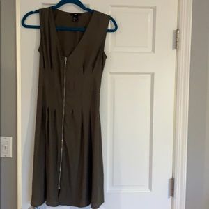Sleeveless green mid length dress